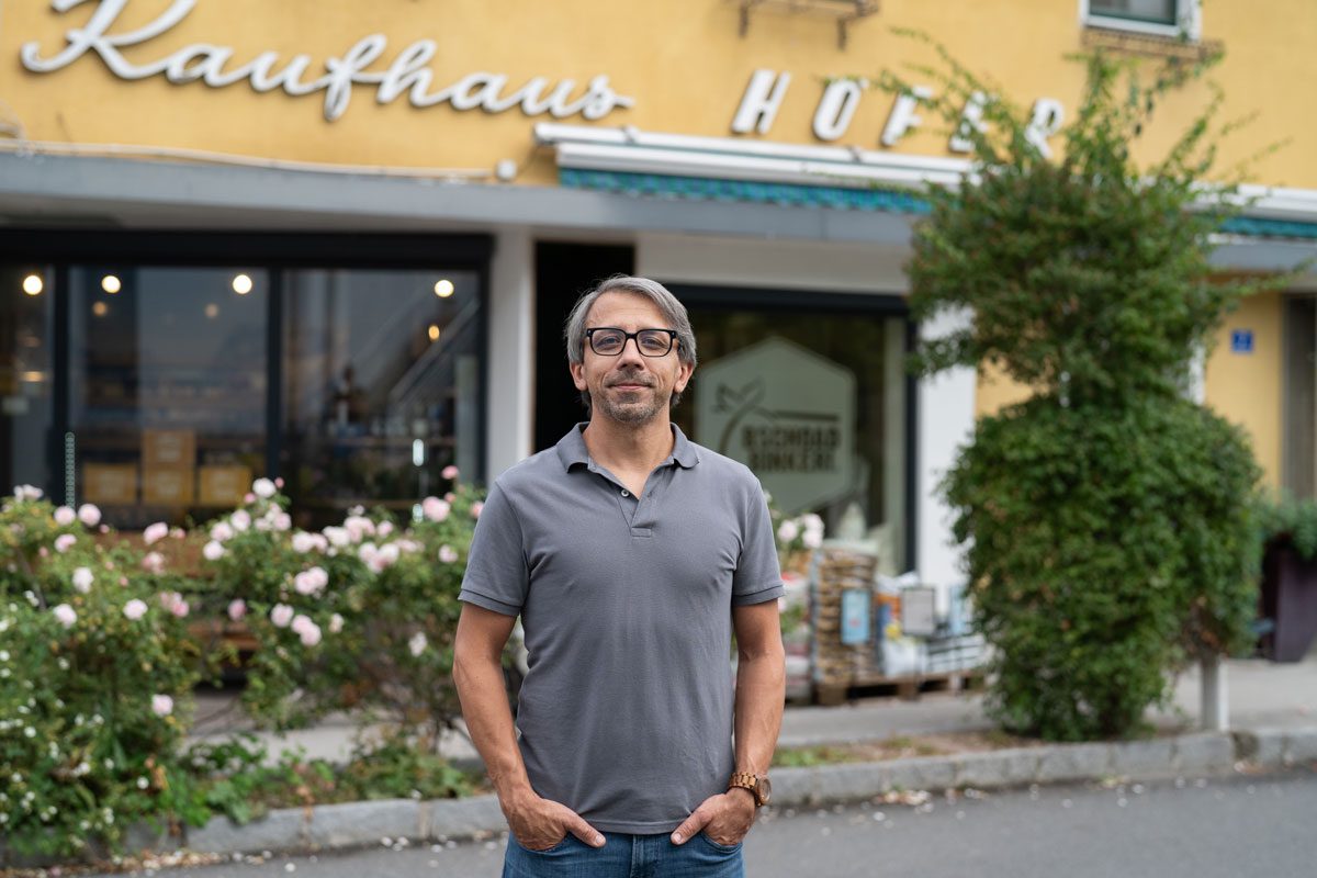 Thomas Höfer steht vor dem Kaufhaus Höfer