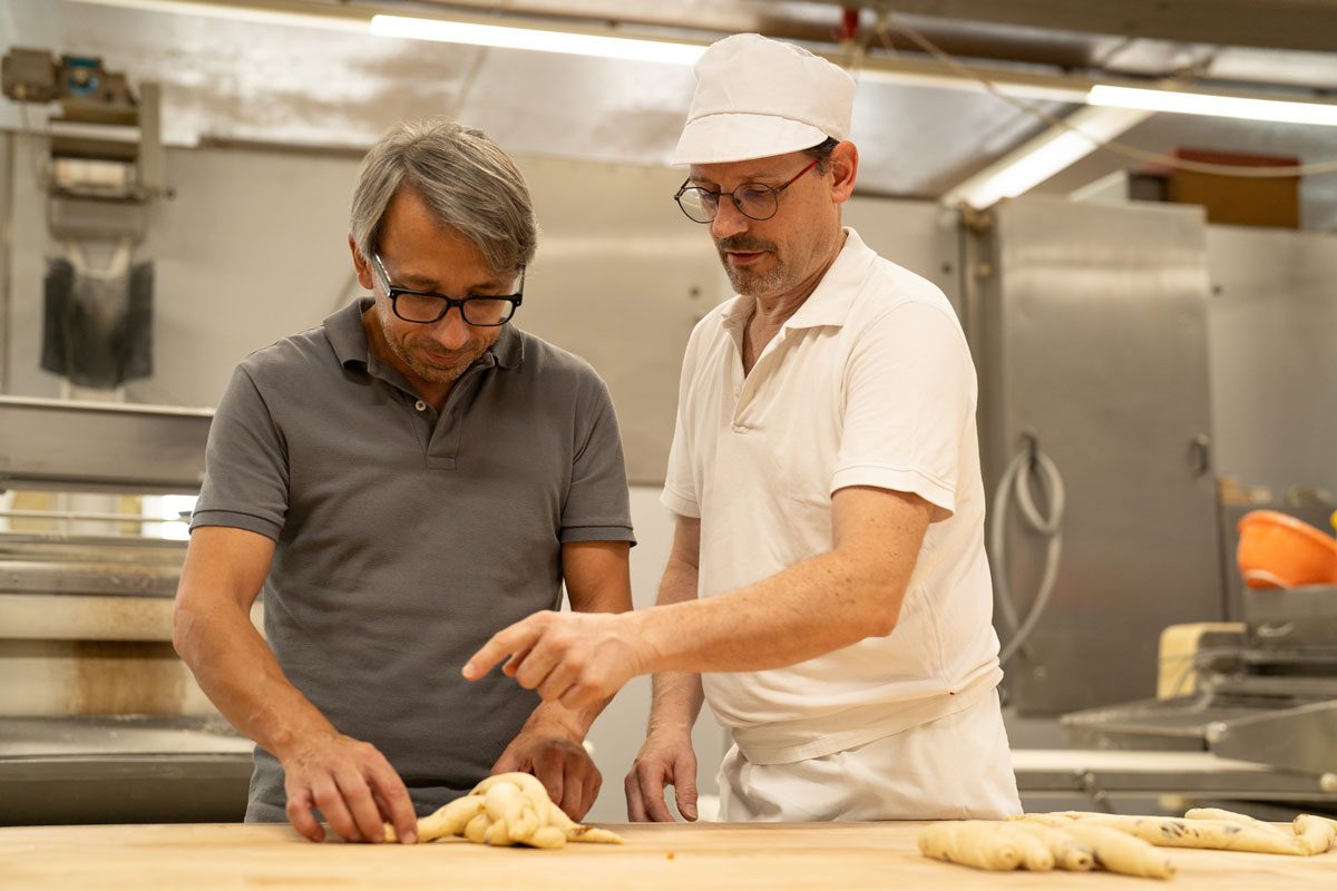 Zwei Männer backen