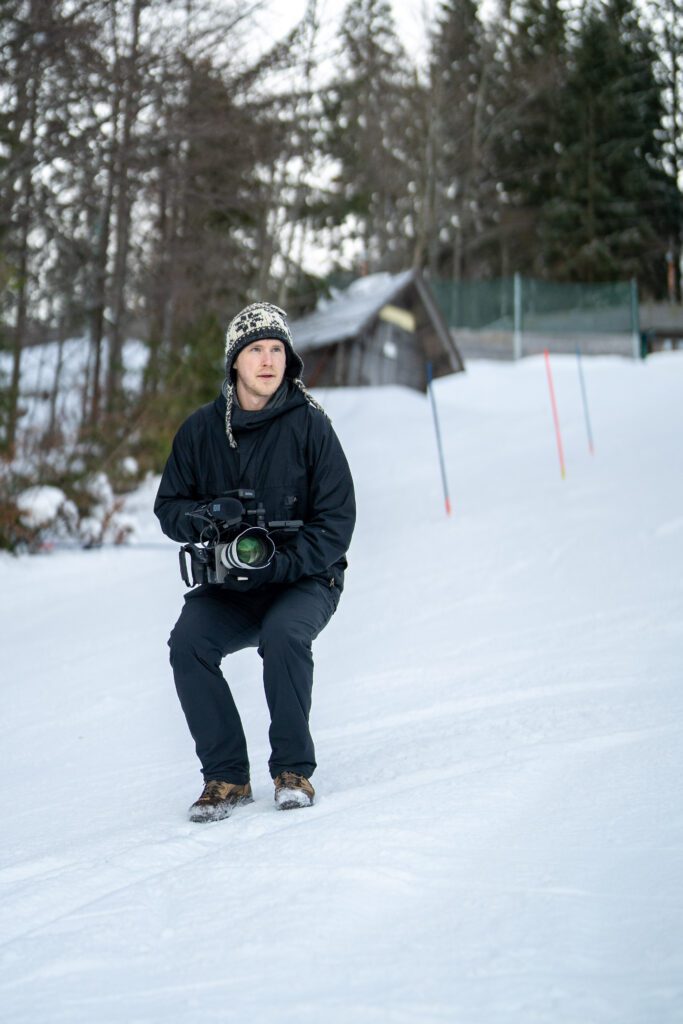 Gregor Krenker mit Kamera auf einer Skipiste der Ötscherlifte