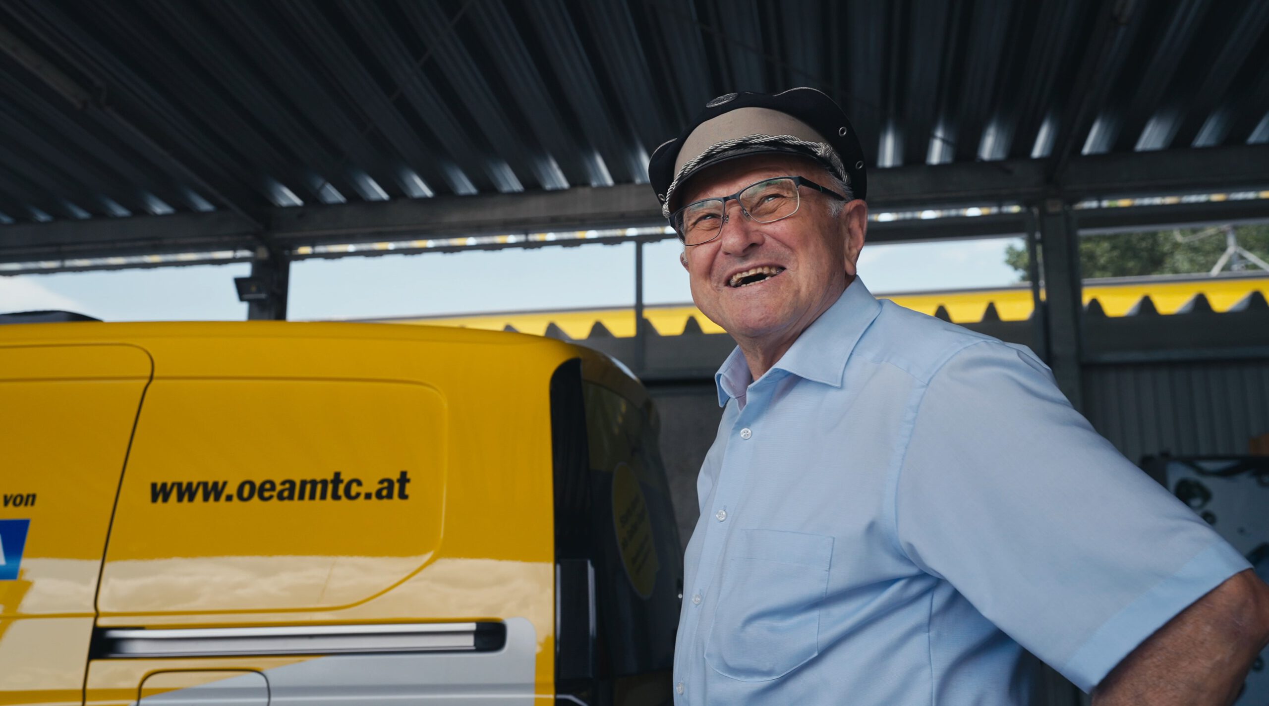 Herr Pius mit seiner alten Dienstkappe